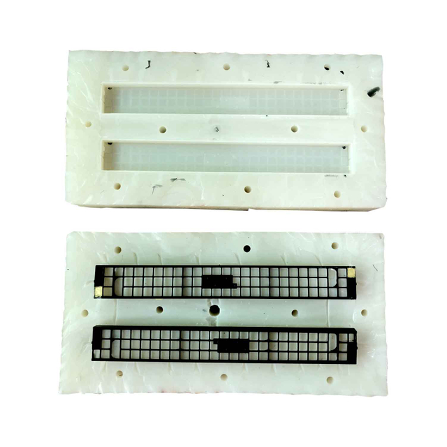 Un modelo 3D de calidad de la cabina de un veh&iacute;culo peque&ntilde;o con ventanas frontales y laterales abiertas. La estructura rectangular verde tiene un techo a dos aguas, paneles angulares y hendiduras para los faros en el frente. Utilizando moldeado al vac&iacute;o de pl&aacute;stico personalizado, esta cabina rentable est&aacute; dise&ntilde;ada para un veh&iacute;culo utilitario compacto